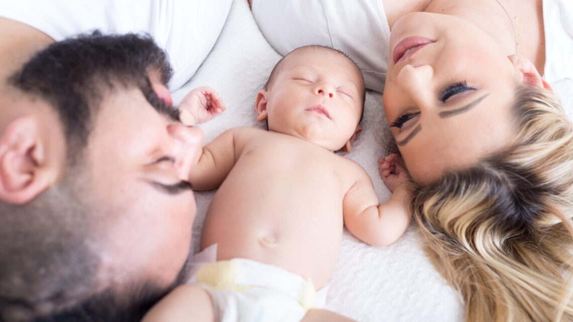 Smartphone use before sleep may make your kid obese Smartphone use before sleep may make your kid obese